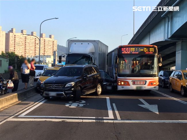 大貨車煞車失靈　推撞5車釀1傷