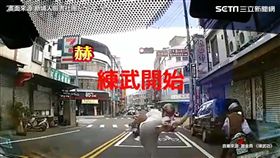 怪大叔好忙！紅燈停車就地練武功。（圖／翻攝自新埔人臉書）