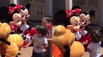 聾啞女孩打手語　米妮暖心回應惹哭人