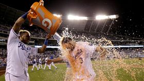 ▲堪薩斯皇家Mike Moustakas（右）掃出再見全壘打，賽後隊友倒水桶慶祝。（圖／美聯社／達志影像）