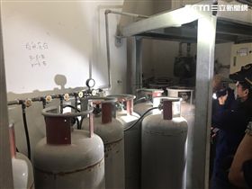 警消人員在場內發現瓦斯鋼瓶。（圖／民眾提供）