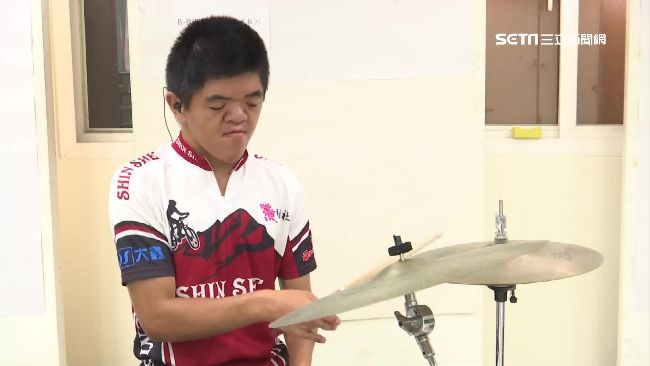 台版進擊鼓手　他「手長蹼」忍痛練鼓