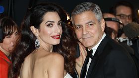 美國知名男星喬治克隆尼的妻子、黎巴嫩裔英國籍人權律師阿瑪爾今天上午在倫敦產下龍鳳胎，取名為艾拉（Ella）和亞歷山大（Alexander）。40歲的阿瑪爾（Amal Clooney）與56歲的喬治克隆尼（George Clooney）2014年在義大利威尼斯結為連理。（圖／美聯社／達志影像）