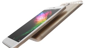 帶這支手機去旅行　還可當行動電源