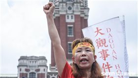 大觀自救會成員衝總統府抗議 圖／記者林敬旻攝