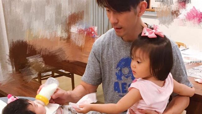 修杰楷「左擁右餵」　一打二超有愛♥