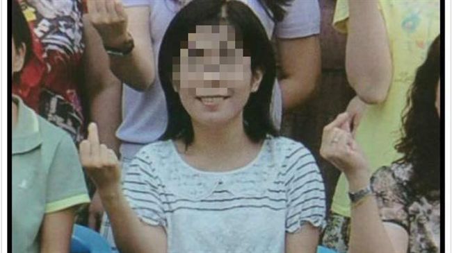 女老師畢冊偷比中指「忍你們很久了」