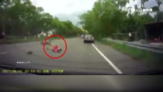 匝道口擦撞轎車　騎士重摔翻滾好幾圈