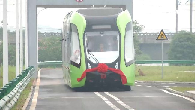 陸無軌列車曝光　網批：不就公車嗎？