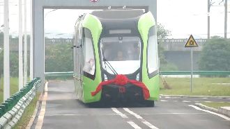 陸無軌列車曝光　網批：不就公車嗎？