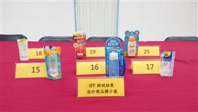 消費者文教基金會公布檢測25件防曬乳，有6件防曬係數低於標示值，包含「艾杜紗全效防曬凝露」、「曼秀雷敦SUNPLAY防曬乳（戶外玩樂型）」等知名品牌在列。
（消基會提供）中央社記者楊淑閔傳真　106年6月7日