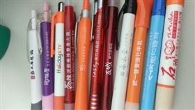 連鎖餐廳贈品比 圖／翻攝自臉書、批踢踢