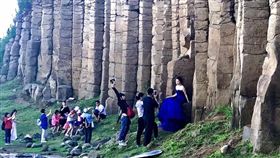 新人坐澎湖柱狀玄武岩上拍婚紗／爆料公社