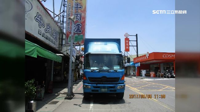 招牌太大？貨車撞壞知名牛肉爐招牌