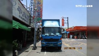 招牌太大？貨車撞壞知名牛肉爐招牌