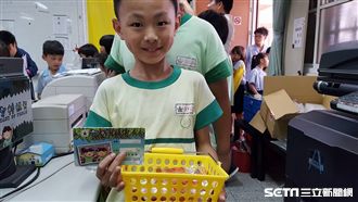 獨／這國小印錢、辦銀行　還開柑仔店