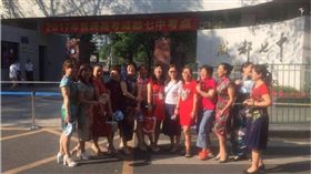 大陸,高考,考場,家長,旗袍,旗開得勝　圖／翻攝自四川新聞網
