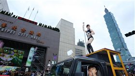 俗豔煽情、生猛鹹溼！金光舞台車閃閃嘉年華週末登場（圖／翻攝金光舞台車閃閃嘉年華臉書）