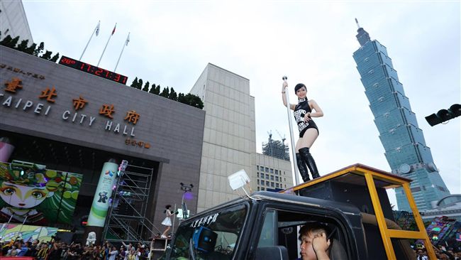 俗豔煽情鹹溼！金光舞台車週末登場
