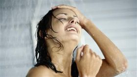 哇潮－晚上vs白天洗澡－翻攝自gettyimages