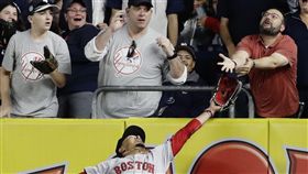 ▲紅襪右外野手Betts躍起將卡特的全壘打沒收。（圖／美聯社／達志影像）