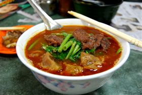 潮州街知名牛肉麵老闆娘遭詐騙集團盜領1600多萬元。