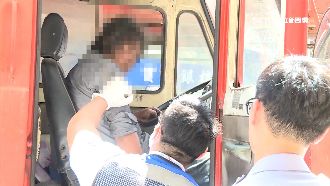 吊車龜速前進　駕駛「猛按喇叭」求救