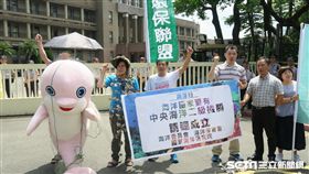 環保團體到行政院陳抗，要求政府盡速成立海洋委員會海洋委員會。（記者盧素梅攝）