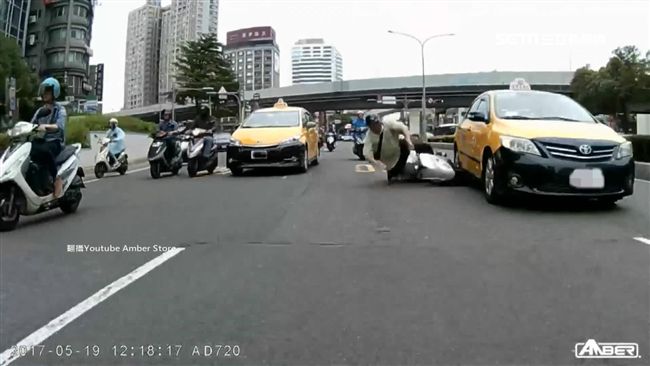 小黃突換車道！騎士驚嚇自摔險遭輾