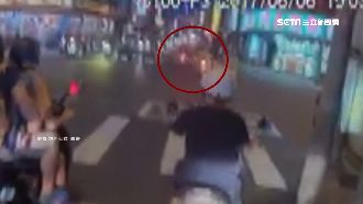 闖紅燈攔腰撞雙載母女　竟催油門肇逃