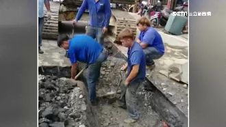 嚇壞！道路拓寬除舊管　殘留瓦斯飄出