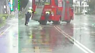 大雨公車拋錨　兩警「熱血」推車解圍