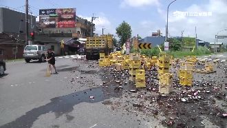 滿地碎玻璃！大車疑過彎不慎酒瓶甩出