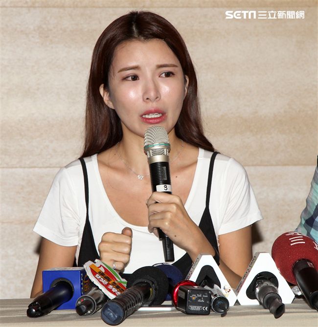 人氣網紅主播蘇心甯（Lala）記者會上哭訴，因為自己親身經歷，反而對簽約時的合約陷阱有所感觸，主動成立工會，爭取直播產業權益。（記者邱榮吉/攝影）