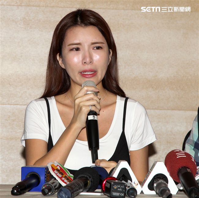 人氣網紅主播蘇心甯（Lala）記者會上哭訴，因為自己親身經歷，反而對簽約時的合約陷阱有所感觸，主動成立工會，爭取直播產業權益。（記者邱榮吉/攝影）
