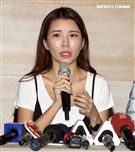 人氣網紅主播蘇心甯（Lala）記者會上哭訴，因為自己親身經歷，反而對簽約時的合約陷阱有所感觸，主動成立工會，爭取直播產業權益。（記者邱榮吉/攝影）