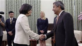 蔡英文總統接見「美商美光科技公司訪問團」。（總統府提供）