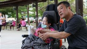 【一公升眼淚番外篇】高中初戀　她癱30年他不離不棄(圖/鏡週刊)