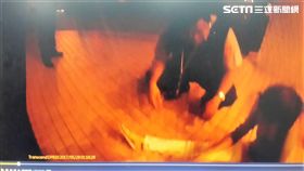 王女與朋友小酌後徒步返家，醉倒在住家附近的民生圓環人行道上，警員獲報後前往協助，經過一番折騰後取得地址，順利將王女送回家（翻攝畫面）