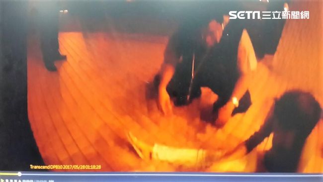 纖細輕熟女醉倒路旁　熱心警護送返家