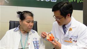 趙女士（左）體內心臟去顫器故障，一天最多被電七次差點危及生命。（圖／北醫提供）