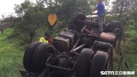 聯結車翻覆國道邊坡　駕駛彈飛頭部重創不治