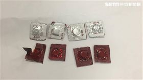 宋男無照毒駕還闖紅燈，遭警攔下盤查卻拒檢，逃逸8公里後失控撞上路旁4輛機車，警方將他拖出車外壓制逮捕（翻攝畫面）