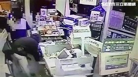 顏男趁著豪雨成災之際，持水果刀進入超商搶奪19000元預備金，並搭乘計程車逃逸，接著前往網咖打電動慶祝，警方卻在4小時後現身逮人（翻攝畫面）