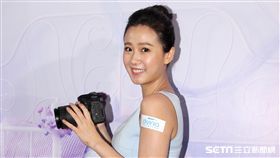 方志友化身攝影師為青春女主角拍攝寫真。（記者邱榮吉/攝影）