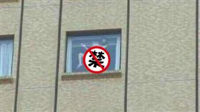 ▲大樓啪啪啪「大壁虎」。（圖／翻攝爆料公社）