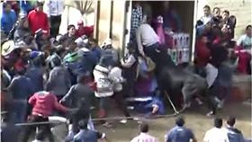 祕魯,奔牛節,公牛,萬卡韋利卡,牛角　圖／翻攝自YouTube