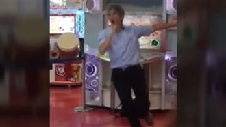 大叔也有少女心！這樣玩跳舞機超反差