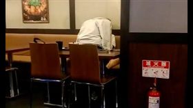 小情侶速食店上演活春宮，網友罵沒有羞恥心。（圖／翻攝爆料公社）