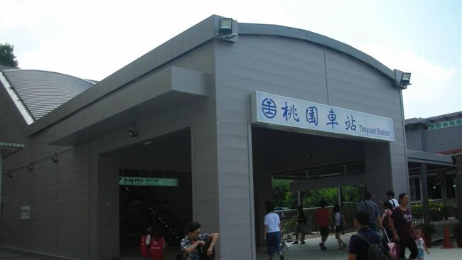 網友諷桃園火車站像靈堂　台鐵回應了